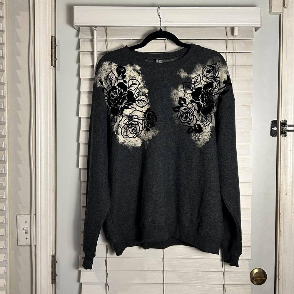 Wild Fable Dark Gray Crewneck Pullover Sweater White Black Floral Accents XL